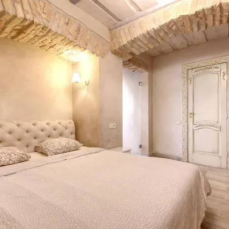 Historical X Free Parking Self Check In 24x7 By H&h * 维尔纽斯